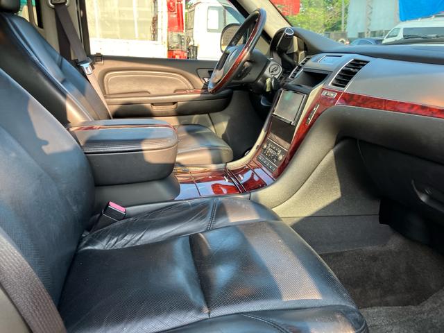 キャデラックエスカレード 　新車並行輸入車　４ＷＤ　サンルーフ　ナビ　テレビ　Ｂｌｕｅｔｏｏｔｈ　バックカメラ　黒革シート　三列シート（39枚目）