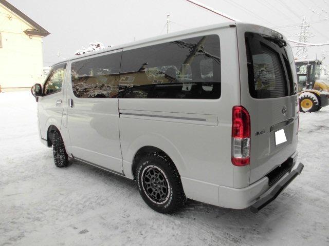 ハイエースバン ロングスーパーGL ダークプライムS 登録済み未使用車 寒冷地仕様 デジタルインナーミラー 両側電動スライド フロントガード ロヤガード ディスプレイオーディオ ナイトロパワーアルミ16 トーヨータイヤ付 アラウンドビューモニター(4枚目)
