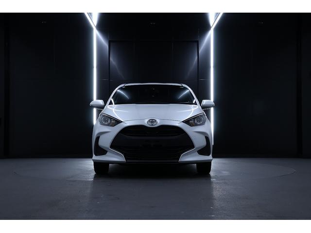 ヤリス Ｘ　アダプティブクルーズコントロール　オートハイビーム　オートエアコン　キーレスエントリー　レーンキープアシスト　パワステ　パワーウィンドウ　ＡＢＳ　エアバック　電動ミラー　スマートキー（2枚目）