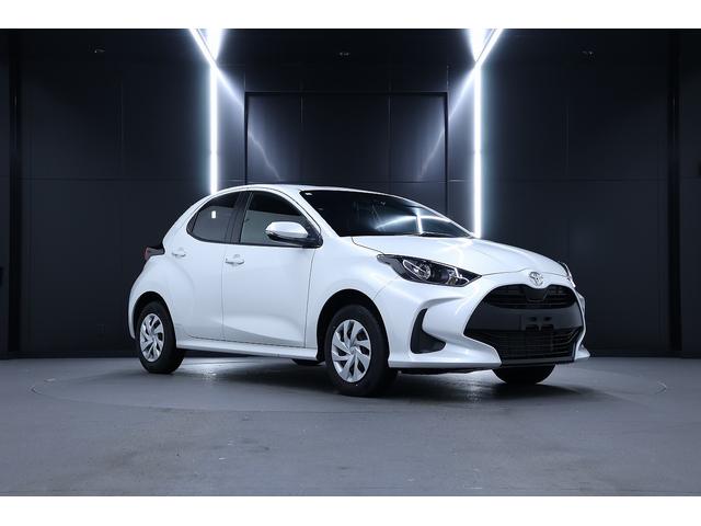 ヤリス Ｘ　アダプティブクルーズコントロール　オートハイビーム　オートエアコン　キーレスエントリー　レーンキープアシスト　パワステ　パワーウィンドウ　ＡＢＳ　エアバック　電動ミラー　スマートキー（4枚目）