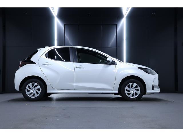 ヤリス Ｘ　アダプティブクルーズコントロール　オートハイビーム　オートエアコン　キーレスエントリー　レーンキープアシスト　パワステ　パワーウィンドウ　ＡＢＳ　エアバック　電動ミラー　スマートキー（5枚目）