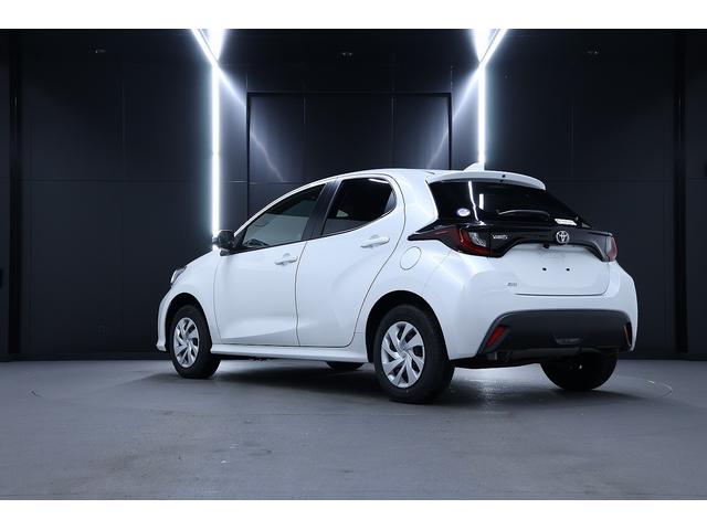 ヤリス Ｘ　アダプティブクルーズコントロール　オートハイビーム　オートエアコン　キーレスエントリー　レーンキープアシスト　パワステ　パワーウィンドウ　ＡＢＳ　エアバック　電動ミラー　スマートキー（8枚目）