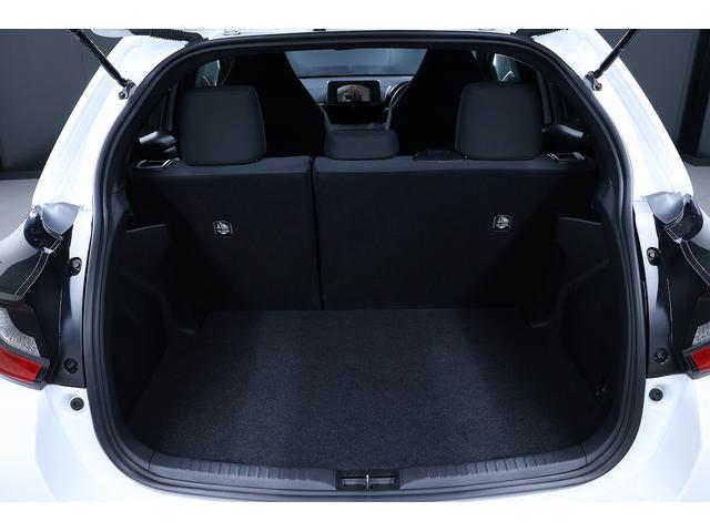 ヤリス Ｘ　アダプティブクルーズコントロール　オートハイビーム　オートエアコン　キーレスエントリー　レーンキープアシスト　パワステ　パワーウィンドウ　ＡＢＳ　エアバック　電動ミラー　スマートキー（12枚目）