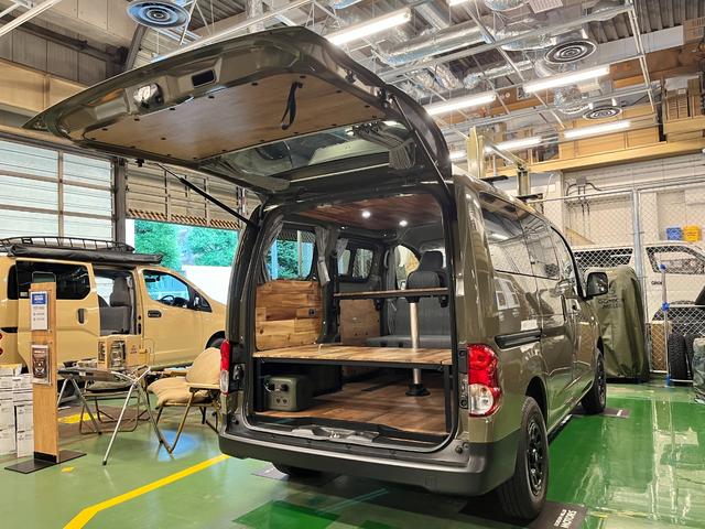 NV200バネットバン ゴードンミラー C01 オリジナルバンライフカスタム 天然木(アカシア) ベッド テーブル カーテン 5人乗り4ナンバー登録 4WD バネットバンDXベース(12枚目)