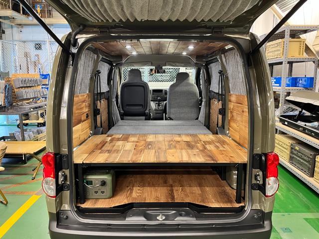 NV200バネットバン ゴードンミラー C01 オリジナルバンライフカスタム 天然木(アカシア) ベッド テーブル カーテン 5人乗り4ナンバー登録 4WD バネットバンDXベース(13枚目)