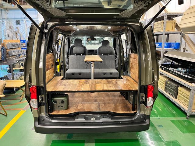 NV200バネットバン ゴードンミラー C01 オリジナルバンライフカスタム 天然木(アカシア) ベッド テーブル カーテン 5人乗り4ナンバー登録 4WD バネットバンDXベース(16枚目)
