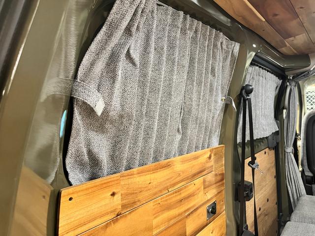 NV200バネットバン ゴードンミラー C01 オリジナルバンライフカスタム 天然木(アカシア) ベッド テーブル カーテン 5人乗り4ナンバー登録 4WD バネットバンDXベース(23枚目)