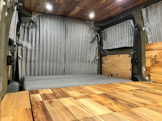 NV200バネットバン ゴードンミラー C01 オリジナルバンライフカスタム 天然木(アカシア) ベッド テーブル カーテン 5人乗り4ナンバー登録 4WD バネットバンDXベース(24枚目)