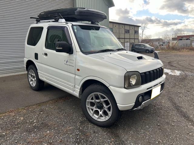 ジムニー ＦＩＳフリースタイルワールドカップリミテッド　４ＷＤ　ナビ　テレビ　ＥＴＣ　ターボタイマー　夏冬タイヤ　スペアキー　曇止め用ヒーター機能付ドアミラー　シートヒーター　ルーフキャリア（3枚目）