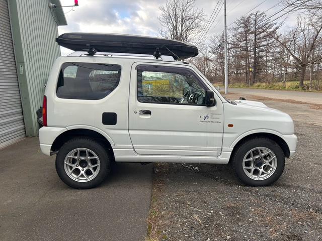 ジムニー ＦＩＳフリースタイルワールドカップリミテッド　４ＷＤ　ナビ　テレビ　ＥＴＣ　ターボタイマー　夏冬タイヤ　スペアキー　曇止め用ヒーター機能付ドアミラー　シートヒーター　ルーフキャリア（4枚目）