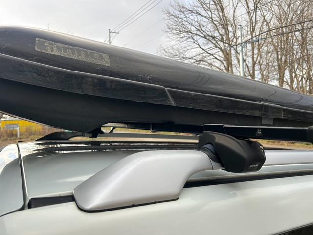 ジムニー ＦＩＳフリースタイルワールドカップリミテッド　４ＷＤ　ナビ　テレビ　ＥＴＣ　ターボタイマー　夏冬タイヤ　スペアキー　曇止め用ヒーター機能付ドアミラー　シートヒーター　ルーフキャリア（7枚目）