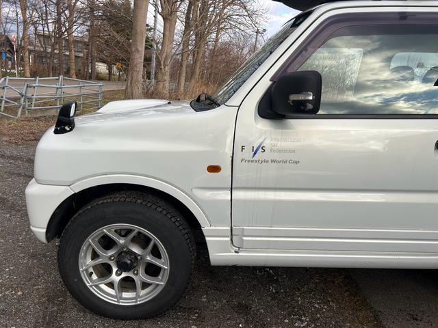 ジムニー ＦＩＳフリースタイルワールドカップリミテッド　４ＷＤ　ナビ　テレビ　ＥＴＣ　ターボタイマー　夏冬タイヤ　スペアキー　曇止め用ヒーター機能付ドアミラー　シートヒーター　ルーフキャリア（13枚目）