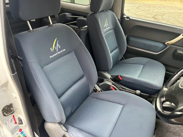 ジムニー ＦＩＳフリースタイルワールドカップリミテッド　４ＷＤ　ナビ　テレビ　ＥＴＣ　ターボタイマー　夏冬タイヤ　スペアキー　曇止め用ヒーター機能付ドアミラー　シートヒーター　ルーフキャリア（16枚目）