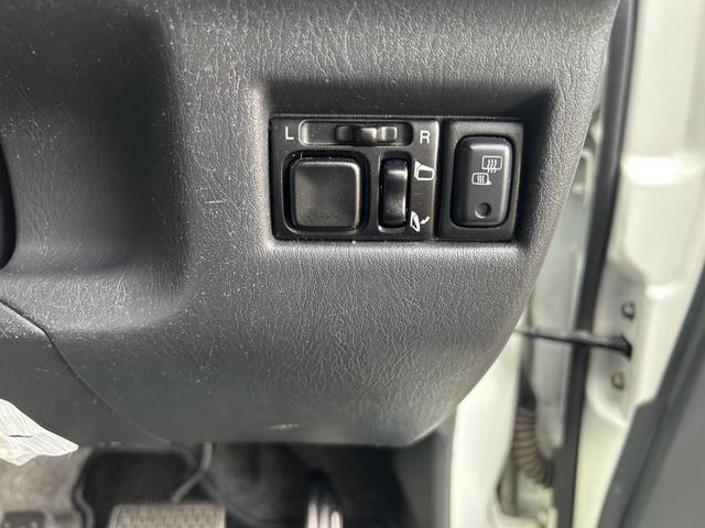 ジムニー ＦＩＳフリースタイルワールドカップリミテッド　４ＷＤ　ナビ　テレビ　ＥＴＣ　ターボタイマー　夏冬タイヤ　スペアキー　曇止め用ヒーター機能付ドアミラー　シートヒーター　ルーフキャリア（20枚目）