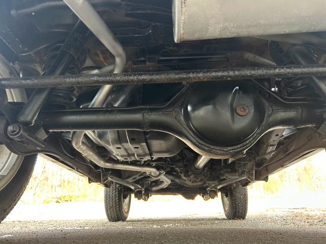 ジムニー ＦＩＳフリースタイルワールドカップリミテッド　４ＷＤ　ナビ　テレビ　ＥＴＣ　ターボタイマー　夏冬タイヤ　スペアキー　曇止め用ヒーター機能付ドアミラー　シートヒーター　ルーフキャリア（23枚目）