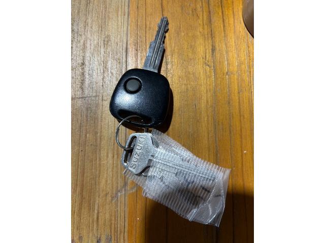 ジムニー ＦＩＳフリースタイルワールドカップリミテッド　４ＷＤ　ナビ　テレビ　ＥＴＣ　ターボタイマー　夏冬タイヤ　スペアキー　曇止め用ヒーター機能付ドアミラー　シートヒーター　ルーフキャリア（24枚目）