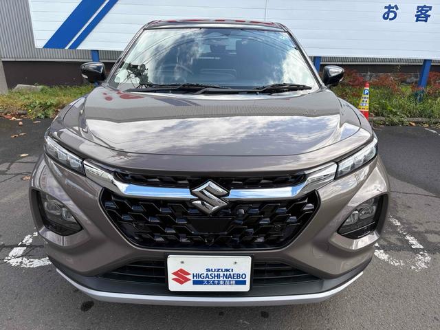 フロンクス ベースグレード　４ＷＤ　全周囲カメラ　クリアランスソナー　オートクルーズコントロール　レーンアシスト　衝突被害軽減システム　ナビ　オートライト　ＬＥＤヘッドランプ　アルミホイール　スマートキー　アイドリングストップ（2枚目）