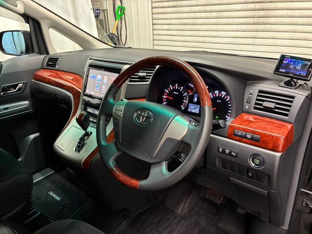 アルファード ２４０Ｓ　プライムセレクションＩＩ　夏冬タイヤ　クルコン　エンスタ　電動リアゲート　フリップダウンモニター　コーナーセンサー　社外ナビ　両側電動スライドドア　横滑り防止（20枚目）