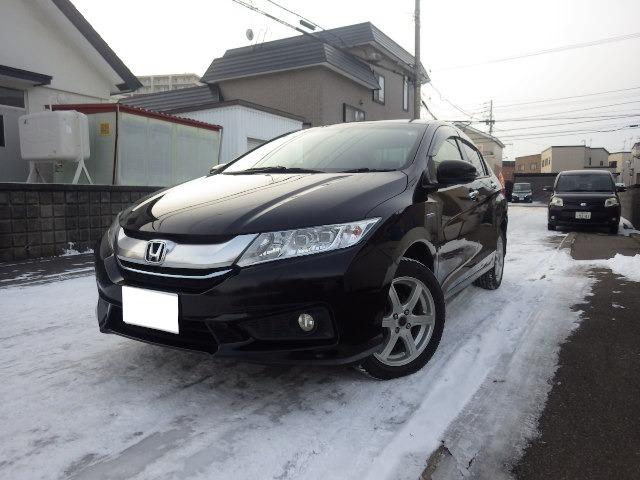 グレイス ハイブリッドＥＸ　４ＷＤ　社外ナビ　フルセグＴＶ　バックカメラ　ＬＥＤライト　エンジンスターター　夏冬タイヤ（3枚目）