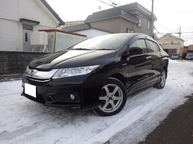 グレイス ハイブリッドＥＸ　４ＷＤ　社外ナビ　フルセグＴＶ　バックカメラ　ＬＥＤライト　エンジンスターター　夏冬タイヤ（4枚目）