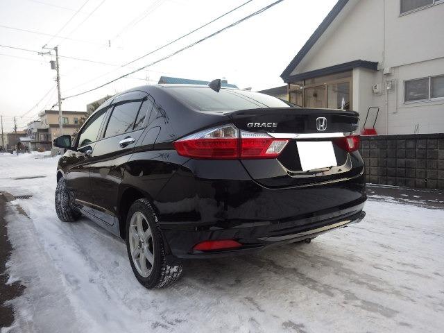 グレイス ハイブリッドＥＸ　４ＷＤ　社外ナビ　フルセグＴＶ　バックカメラ　ＬＥＤライト　エンジンスターター　夏冬タイヤ（5枚目）