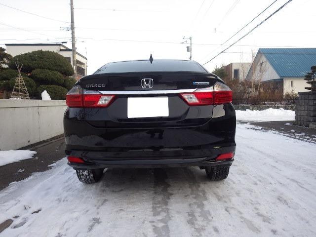 グレイス ハイブリッドＥＸ　４ＷＤ　社外ナビ　フルセグＴＶ　バックカメラ　ＬＥＤライト　エンジンスターター　夏冬タイヤ（6枚目）