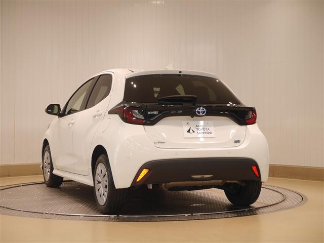 ヤリス ハイブリッドＸ　サイドエアバッグ　盗難防止　ＶＳＣ　クルコン　４ＷＤ　アイドリングストップ　ＥＴＣ　スマートキー　寒冷地仕様　ナビ　オートエアコン　ミュージックプレイヤー接続可　メモリーナビ　キーレス　エアバッグ（3枚目）