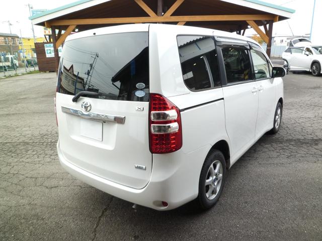 ノア X 両側スライドドア・バックカメラ・デアイサ・オートライト・キーレス・ミラーウィンカー・ワンセグTV・電動格納式ドアミラー(5枚目)