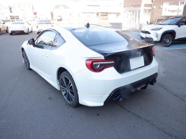 ８６ ＧＴ　モデリスタエアロ・社外マフラー・ローダウン・バックカメラ・パドルシフト・スマートキー・プッシュスタート・ＨＩＤヘッドライト・オートライト・電動格納式ドアミラー・純正ナビ（3枚目）
