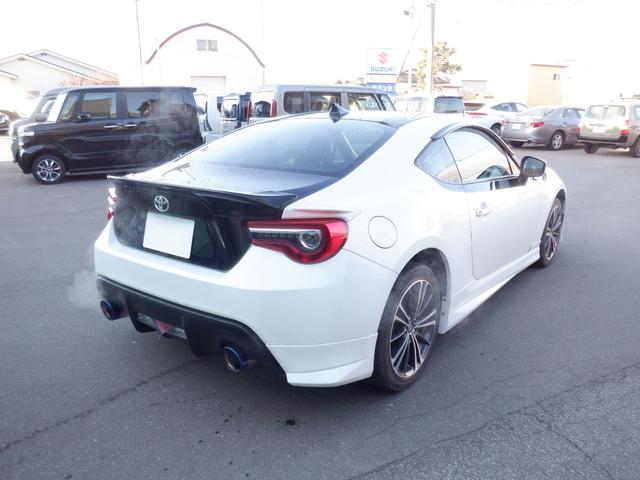 ８６ ＧＴ　モデリスタエアロ・社外マフラー・ローダウン・バックカメラ・パドルシフト・スマートキー・プッシュスタート・ＨＩＤヘッドライト・オートライト・電動格納式ドアミラー・純正ナビ（5枚目）