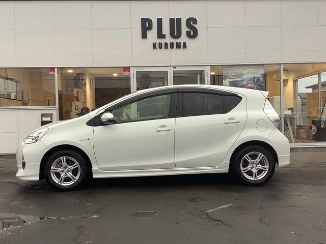 アクア Ｓ　キーレス　アイドリングストップ　衝突安全ボディ　電動格納ミラー　ナビ　バックカメラ　エンジンスターター　エアコン　パワーステアリング　運転席・助手席エアバック　ＡＢＳ　ＥＳＣ（4枚目）