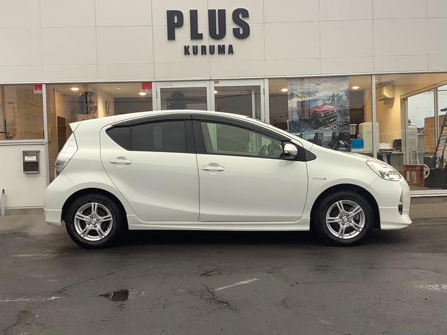 アクア Ｓ　キーレス　アイドリングストップ　衝突安全ボディ　電動格納ミラー　ナビ　バックカメラ　エンジンスターター　エアコン　パワーステアリング　運転席・助手席エアバック　ＡＢＳ　ＥＳＣ（5枚目）