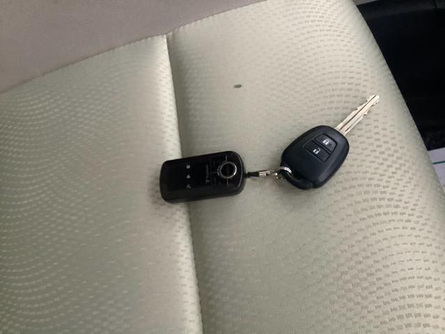 アクア Ｓ　キーレス　アイドリングストップ　衝突安全ボディ　電動格納ミラー　ナビ　バックカメラ　エンジンスターター　エアコン　パワーステアリング　運転席・助手席エアバック　ＡＢＳ　ＥＳＣ（8枚目）