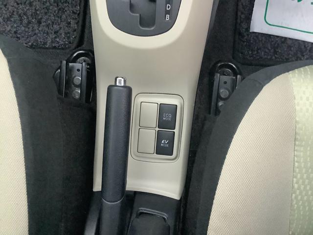 アクア Ｓ　キーレス　アイドリングストップ　衝突安全ボディ　電動格納ミラー　ナビ　バックカメラ　エンジンスターター　エアコン　パワーステアリング　運転席・助手席エアバック　ＡＢＳ　ＥＳＣ（11枚目）