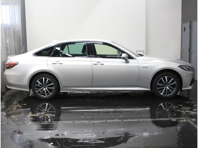 クラウンハイブリッド Ｓ　Ｃパッケージ　Ｆｏｕｒ　寒冷地仕様♪パノラミックビューモニター♪ＡＣ１００Ｖ♪インテリジェントパーキングアシスト♪インテリジェントクリアランスソナー♪オートマチックハイビーム♪レーダクルコン♪ＥＴＣ♪（4枚目）