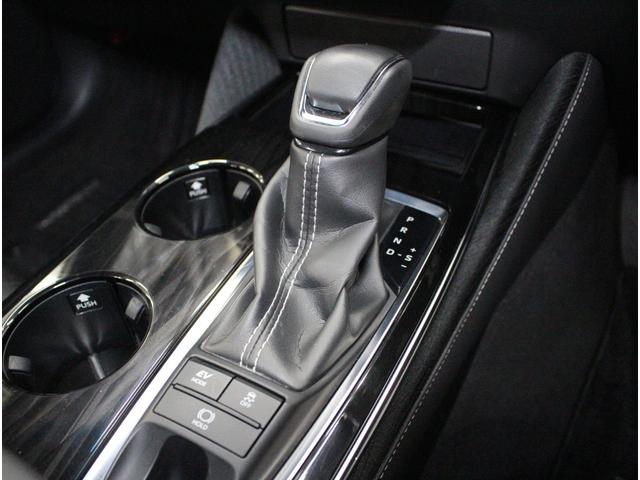 クラウンハイブリッド Ｓ　Ｃパッケージ　Ｆｏｕｒ　寒冷地仕様♪パノラミックビューモニター♪ＡＣ１００Ｖ♪インテリジェントパーキングアシスト♪インテリジェントクリアランスソナー♪オートマチックハイビーム♪レーダクルコン♪ＥＴＣ♪（11枚目）