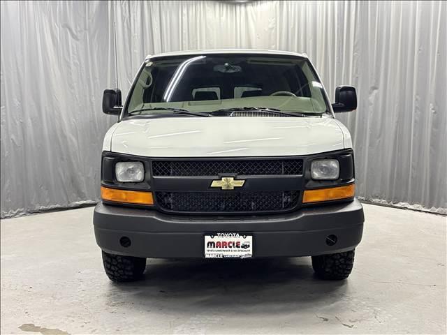 シボレーエクスプレス ４ＷＤ　全塗装カーゴフェイス　１ナンバー５名乗車　内装ブラウンモケットシート　新ディスプレイオーディオ　カープレイ対応　バックカメラ　ＥＴＣ　グッドリッチＭＴ　ＦＵＥＬアルミ　サイド出しマフラー　整備済車両（3枚目）