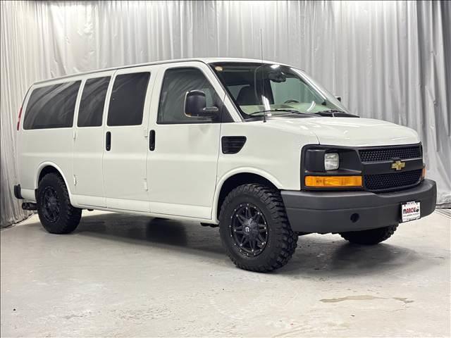 シボレーエクスプレス ４ＷＤ　全塗装カーゴフェイス　１ナンバー５名乗車　内装ブラウンモケットシート　新ディスプレイオーディオ　カープレイ対応　バックカメラ　ＥＴＣ　グッドリッチＭＴ　ＦＵＥＬアルミ　サイド出しマフラー　整備済車両（4枚目）