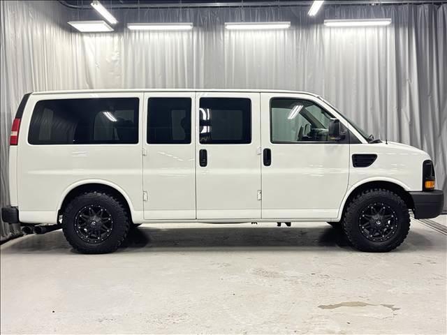 シボレーエクスプレス ４ＷＤ　全塗装カーゴフェイス　１ナンバー５名乗車　内装ブラウンモケットシート　新ディスプレイオーディオ　カープレイ対応　バックカメラ　ＥＴＣ　グッドリッチＭＴ　ＦＵＥＬアルミ　サイド出しマフラー　整備済車両（5枚目）