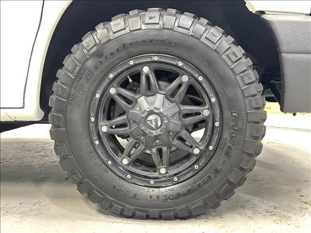 シボレーエクスプレス ４ＷＤ　全塗装カーゴフェイス　１ナンバー５名乗車　内装ブラウンモケットシート　新ディスプレイオーディオ　カープレイ対応　バックカメラ　ＥＴＣ　グッドリッチＭＴ　ＦＵＥＬアルミ　サイド出しマフラー　整備済車両（7枚目）