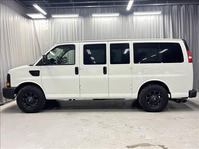 シボレーエクスプレス ４ＷＤ　全塗装カーゴフェイス　１ナンバー５名乗車　内装ブラウンモケットシート　新ディスプレイオーディオ　カープレイ対応　バックカメラ　ＥＴＣ　グッドリッチＭＴ　ＦＵＥＬアルミ　サイド出しマフラー　整備済車両（9枚目）
