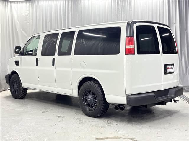 シボレーエクスプレス ４ＷＤ　全塗装カーゴフェイス　１ナンバー５名乗車　内装ブラウンモケットシート　新ディスプレイオーディオ　カープレイ対応　バックカメラ　ＥＴＣ　グッドリッチＭＴ　ＦＵＥＬアルミ　サイド出しマフラー　整備済車両（10枚目）