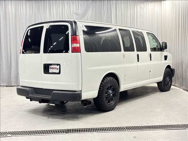シボレーエクスプレス ４ＷＤ　全塗装カーゴフェイス　１ナンバー５名乗車　内装ブラウンモケットシート　新ディスプレイオーディオ　カープレイ対応　バックカメラ　ＥＴＣ　グッドリッチＭＴ　ＦＵＥＬアルミ　サイド出しマフラー　整備済車両（12枚目）