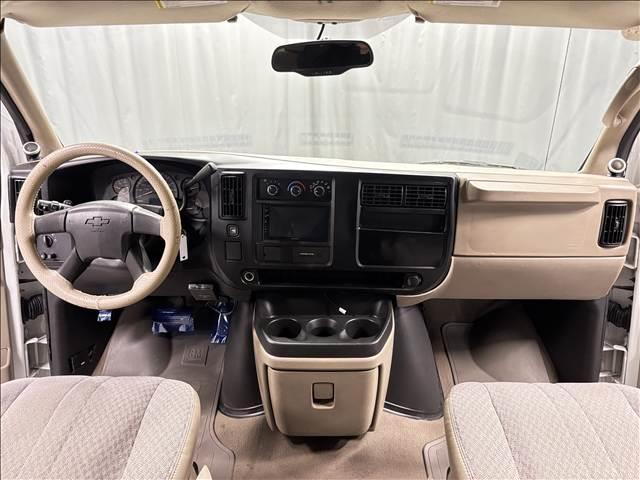 シボレーエクスプレス ４ＷＤ　全塗装カーゴフェイス　１ナンバー５名乗車　内装ブラウンモケットシート　新ディスプレイオーディオ　カープレイ対応　バックカメラ　ＥＴＣ　グッドリッチＭＴ　ＦＵＥＬアルミ　サイド出しマフラー　整備済車両（13枚目）