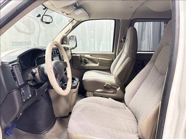 シボレーエクスプレス ４ＷＤ　全塗装カーゴフェイス　１ナンバー５名乗車　内装ブラウンモケットシート　新ディスプレイオーディオ　カープレイ対応　バックカメラ　ＥＴＣ　グッドリッチＭＴ　ＦＵＥＬアルミ　サイド出しマフラー　整備済車両（14枚目）