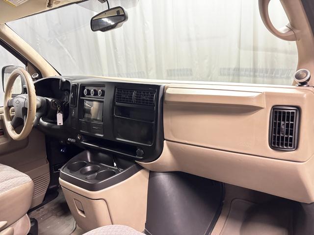 シボレーエクスプレス ４ＷＤ　全塗装カーゴフェイス　１ナンバー５名乗車　内装ブラウンモケットシート　新ディスプレイオーディオ　カープレイ対応　バックカメラ　ＥＴＣ　グッドリッチＭＴ　ＦＵＥＬアルミ　サイド出しマフラー　整備済車両（23枚目）