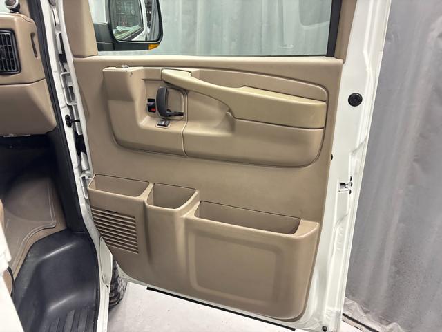 シボレーエクスプレス ４ＷＤ　全塗装カーゴフェイス　１ナンバー５名乗車　内装ブラウンモケットシート　新ディスプレイオーディオ　カープレイ対応　バックカメラ　ＥＴＣ　グッドリッチＭＴ　ＦＵＥＬアルミ　サイド出しマフラー　整備済車両（24枚目）