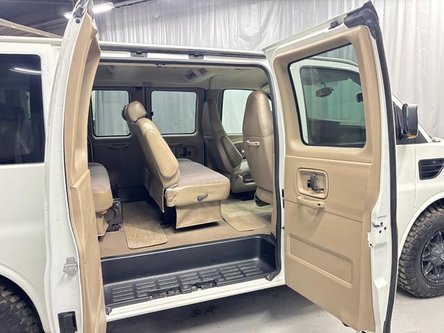 シボレーエクスプレス ４ＷＤ　全塗装カーゴフェイス　１ナンバー５名乗車　内装ブラウンモケットシート　新ディスプレイオーディオ　カープレイ対応　バックカメラ　ＥＴＣ　グッドリッチＭＴ　ＦＵＥＬアルミ　サイド出しマフラー　整備済車両（25枚目）