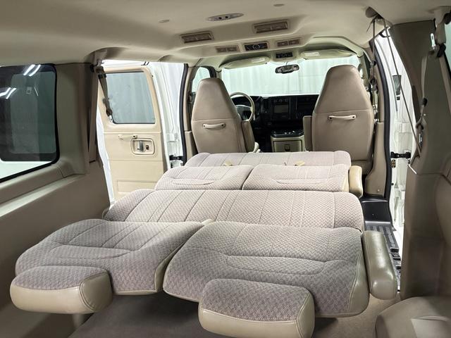 シボレーエクスプレス ４ＷＤ　全塗装カーゴフェイス　１ナンバー５名乗車　内装ブラウンモケットシート　新ディスプレイオーディオ　カープレイ対応　バックカメラ　ＥＴＣ　グッドリッチＭＴ　ＦＵＥＬアルミ　サイド出しマフラー　整備済車両（29枚目）