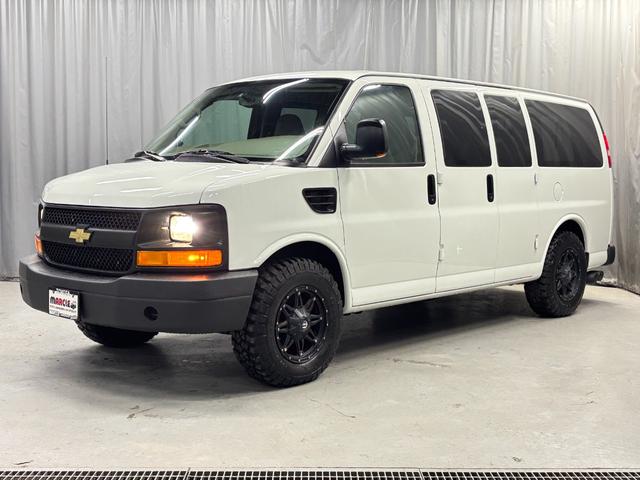 シボレーエクスプレス ４ＷＤ　全塗装カーゴフェイス　１ナンバー５名乗車　内装ブラウンモケットシート　新ディスプレイオーディオ　カープレイ対応　バックカメラ　ＥＴＣ　グッドリッチＭＴ　ＦＵＥＬアルミ　サイド出しマフラー　整備済車両（39枚目）